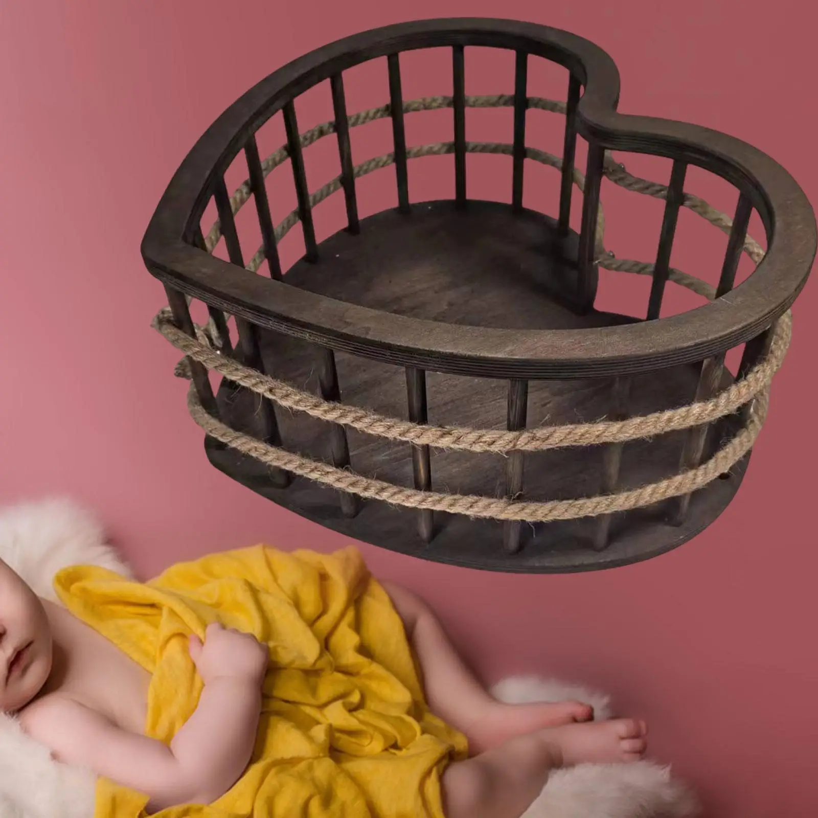 Cesta de madera con forma corazón para fotos de recién nacido - imagen 5