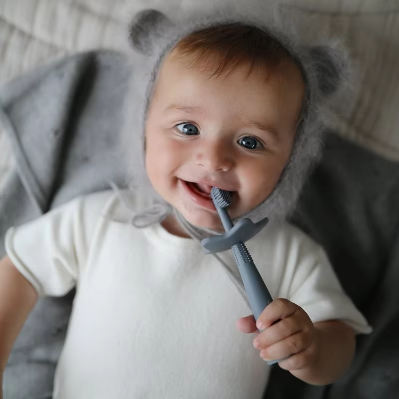 Cepillo de dientes infantil Mushie Flor – Ergonómico para niños - imagen 5