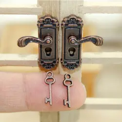 Cerradura y llaves de latón vintage para casa de muñecas