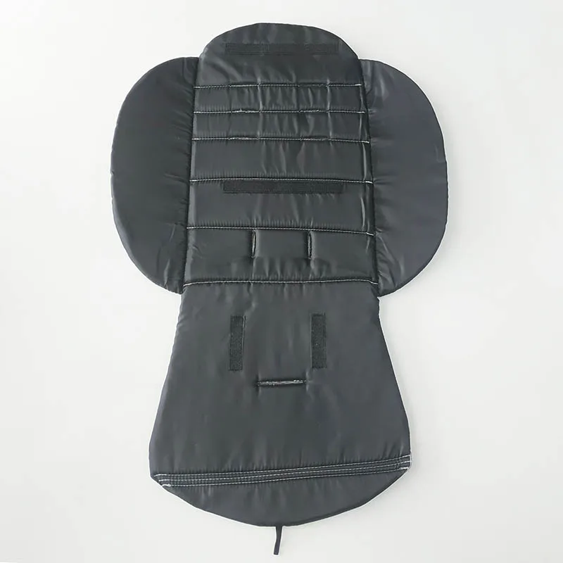 Un objeto negro acolchado que parece ser un equipo de protección, posiblemente una rodillera o una codera. Tiene una forma contorneada que sugiere que está diseñado para ajustarse alrededor de una articulación, brindando amortiguación y protección.