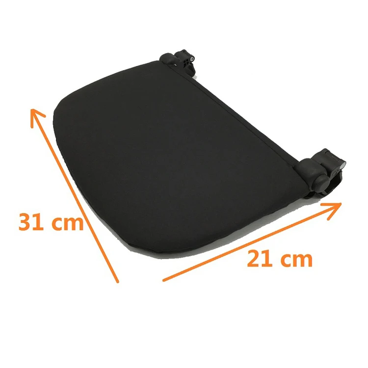 Un objeto rectangular negro con esquinas redondeadas. Parece ser un artículo plano, posiblemente flexible, y se proporcionan medidas: 31 cm por el lado más largo y 21 cm por el lado más corto.