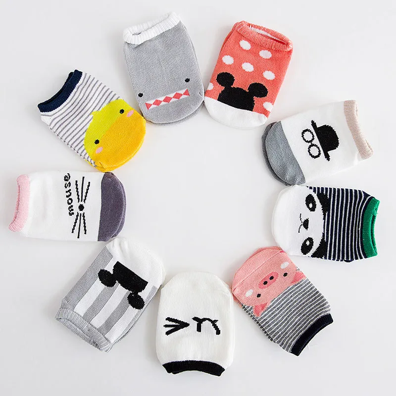 Una colección de calcetines para bebé con varios diseños lindos y divertidos. Cada calcetín presenta un personaje o patrón diferente, como un tiburón, un panda, un gato, un ratón y otros.