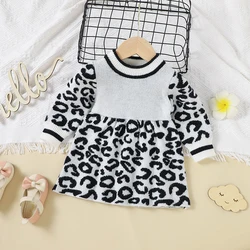 Conjunto de punto para bebé: suéter y vestido con estampado leopardo