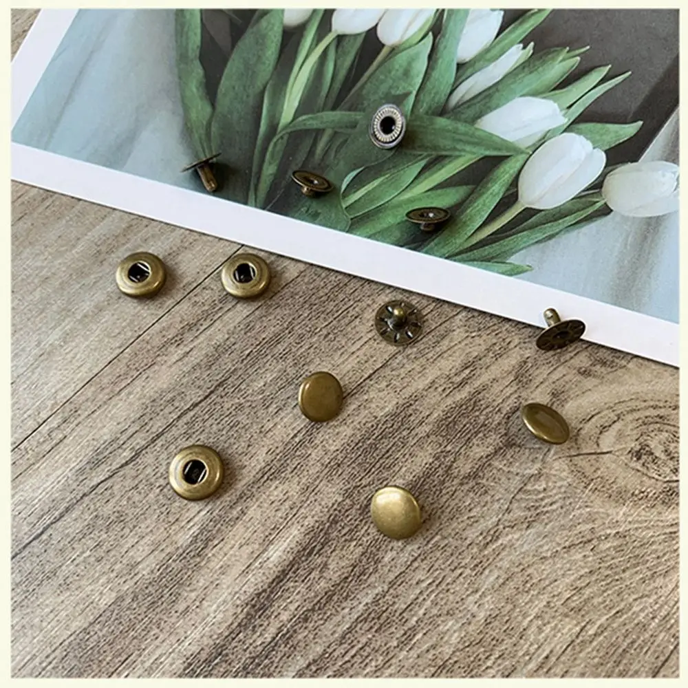 Un montón de botones están dispersos en una mesa de madera