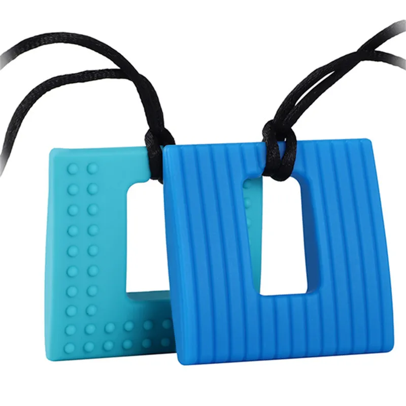 Dos objetos rectangulares con una combinación de colores azul y verde azulado. Parecen ser una especie de llaveros o amuletos, dada la presencia de un cordón negro adherido a ellos.