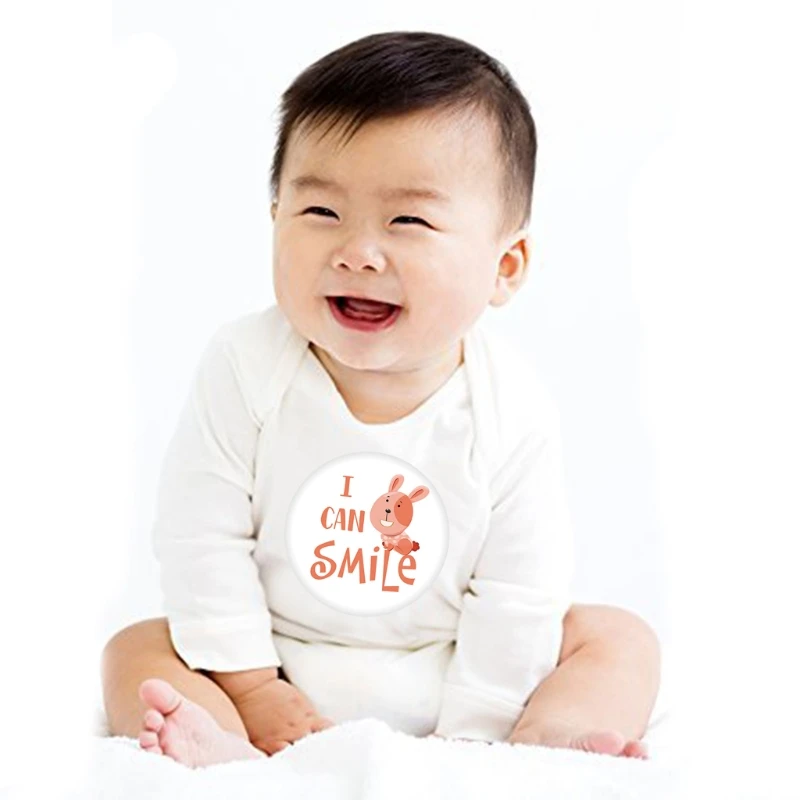 Un bebé con una camisa blanca con un conejito