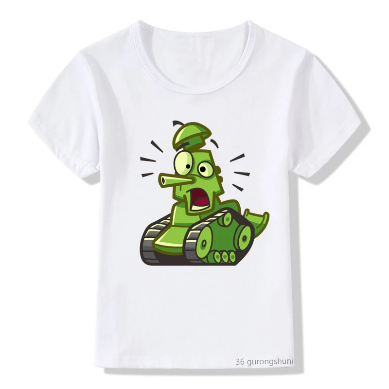 Una camiseta blanca con un diseño gráfico. El diseño presenta un personaje estilo dibujos animados que parece ser una criatura verde con una expresión de sorpresa o sorpresa.