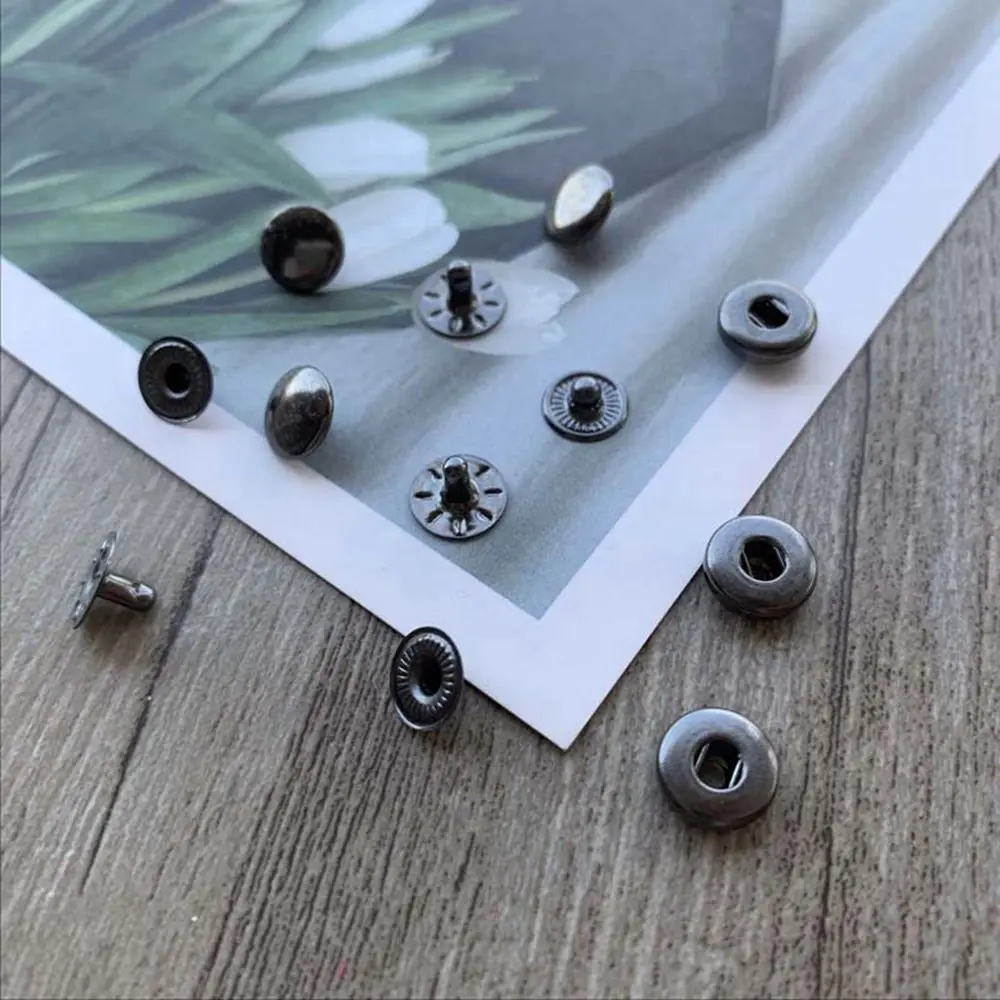 Un montón de tornillos y pernos están sobre una mesa.