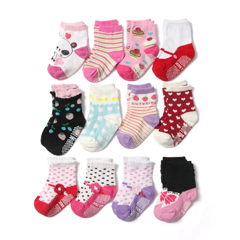 Una colección de calcetines infantiles con varios estampados y diseños. Presentan una mezcla de colores sólidos, rayas, lunares y algunos con lindos estampados de animales o ilustraciones. Los calcetines están dispuestos en forma de cuadrícula, lo que muestra la variedad de estilos disponibles.