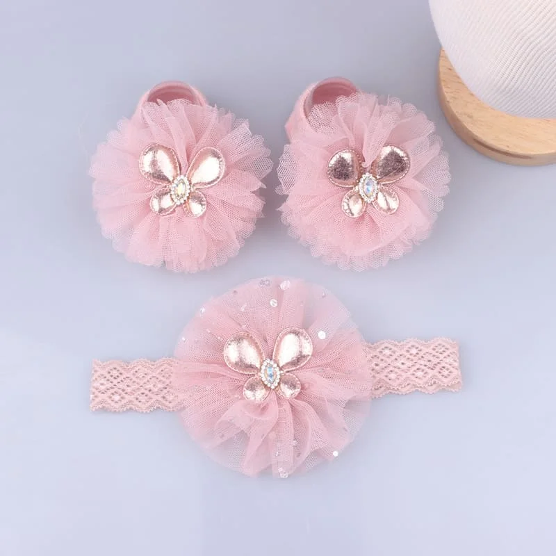 Un par de zapatos de bebé rosa con flores en ellos