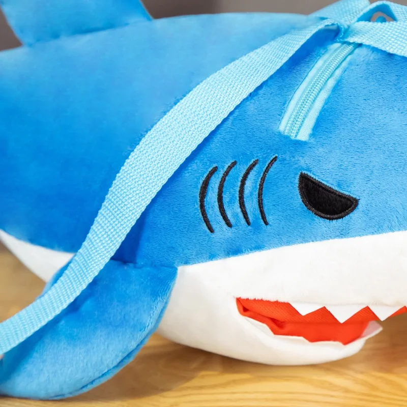 Mochila de peluche con forma de tiburón para niños - imagen 3