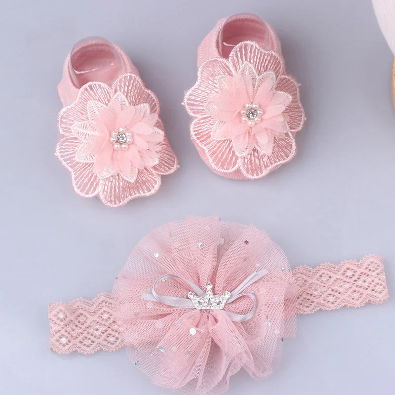 Un par de zapatos de bebé rosa con flores en ellos
