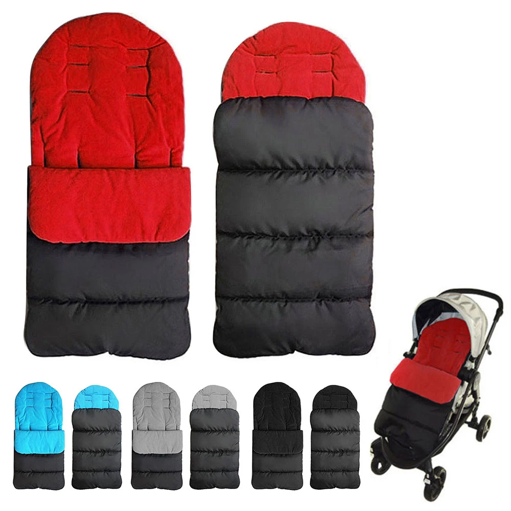 Un juego de fundas acolchadas para cochecito. Estas fundas están diseñadas para proporcionar un extra de comodidad y calidez al bebé. El juego incluye dos fundas grandes que se ajustan al respaldo del asiento del cochecito y varias fundas más pequeñas que se pueden utilizar para acolchar los reposabrazos.
