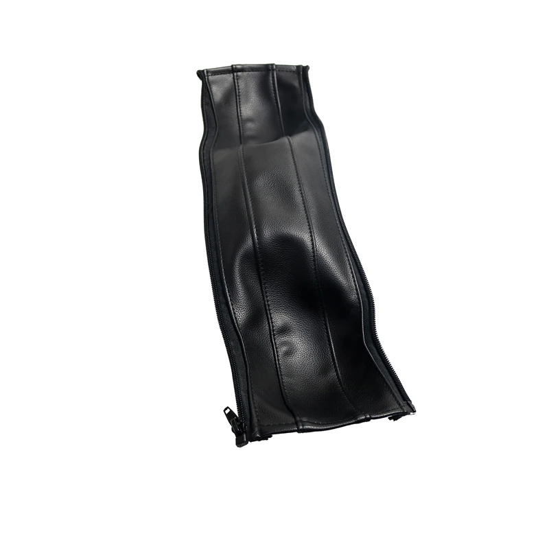 Una prenda de cuero negra, que aparenta ser un pantalón o una falda. Es un primer plano que se centra en el material y los detalles de las costuras. La prenda tiene una cremallera visible en la parte delantera, que está parcialmente abierta, y hay bolsillos visibles en el lateral.