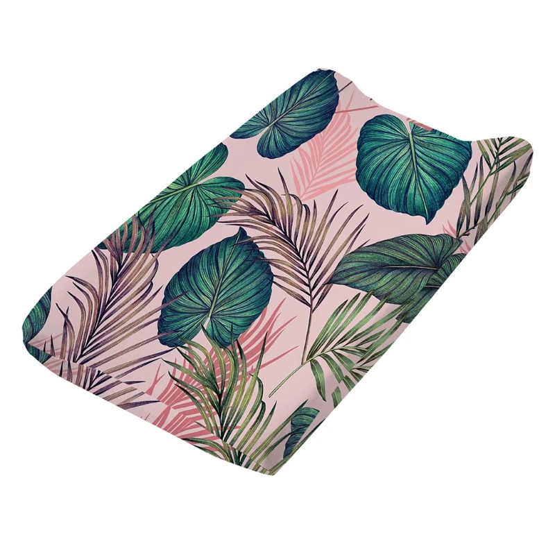 Una alfombra estampada de hoja rosa y verde
