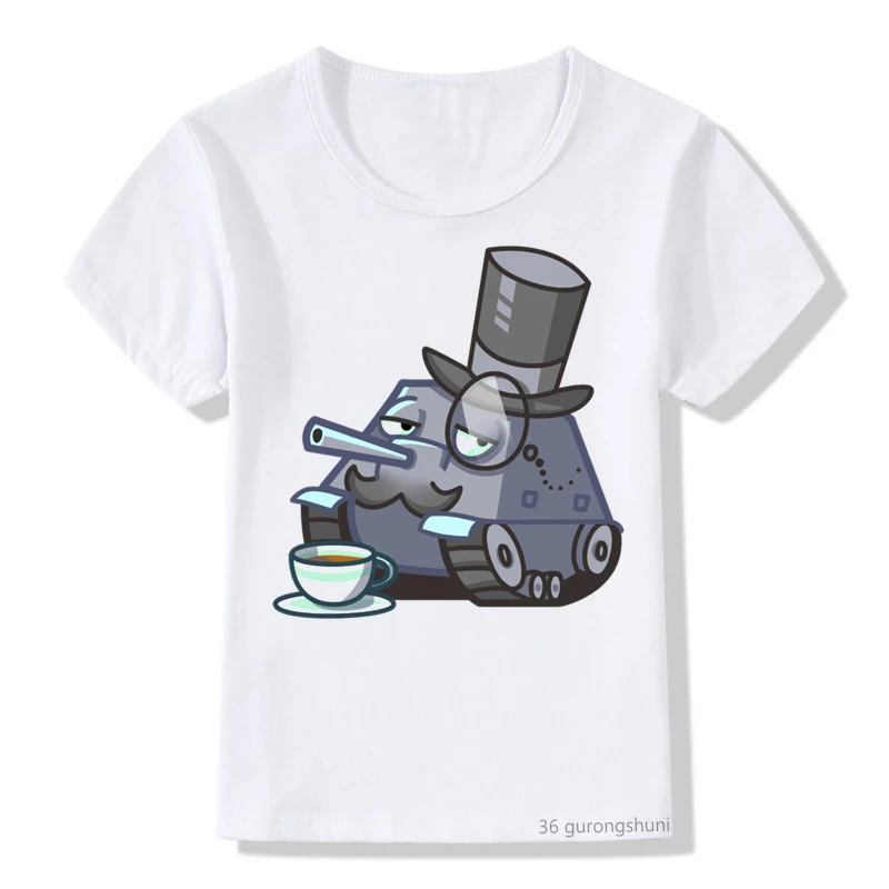 Una camiseta blanca con un diseño gráfico impreso. El diseño presenta un personaje de dibujos animados que parece ser un robot o una criatura mecánica. Tiene un cuerpo redondo con una cara que incluye ojos, nariz y boca, y lleva un sombrero de copa.