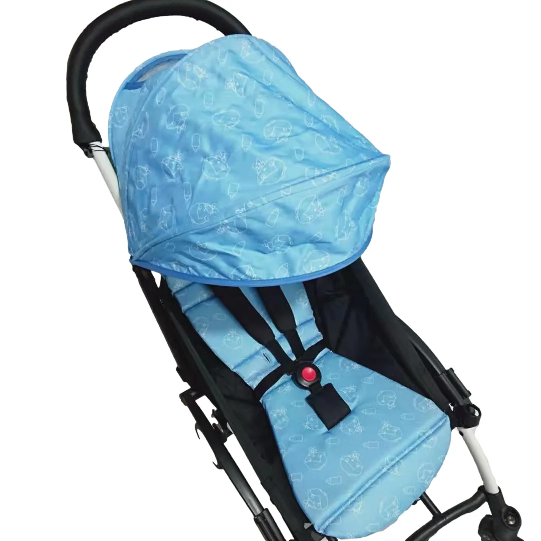 Cochecito con capota azul y asiento azul a juego. El cochecito parece estar diseñado para un niño pequeño, posiblemente un niño pequeño o un bebé, dado el tamaño y la presencia de un dosel para dar sombra y protección.