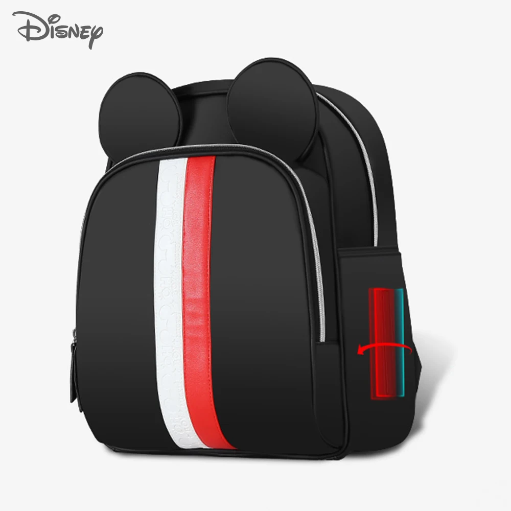 Una mochila negra y roja con dos orejas blancas en la parte superior
