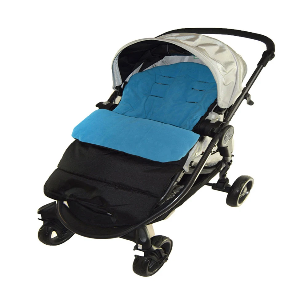 Cochecito con asiento azul y capota negra. El cochecito tiene una estructura negra y cuenta con cuatro ruedas, dos más grandes en la parte trasera y dos más pequeñas en la parte delantera. El diseño sugiere que se trata de un cochecito compacto y posiblemente ligero, apto para uso urbano o de viaje.