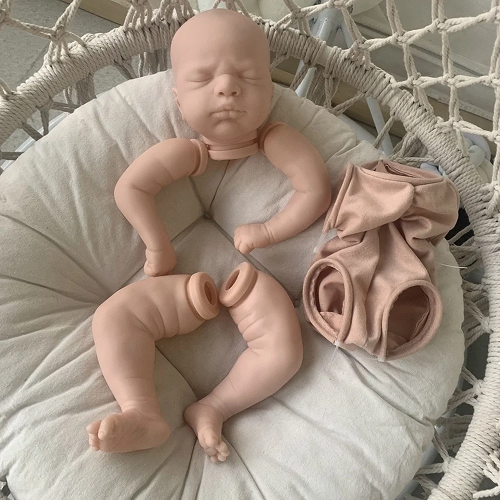 Muñeca recién creada en cuna