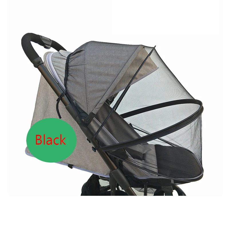 Un cochecito con capota parcialmente abierta. El cochecito parece tener un diseño moderno con un marco negro y un dosel de tela gris.