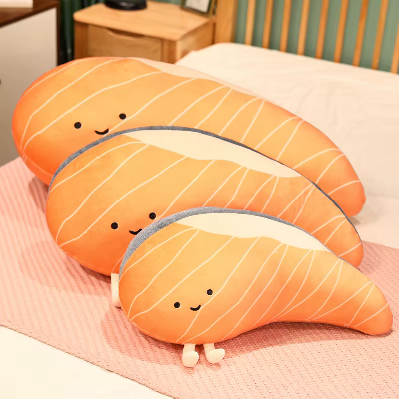 Almohada salmón peluche sobre sofá