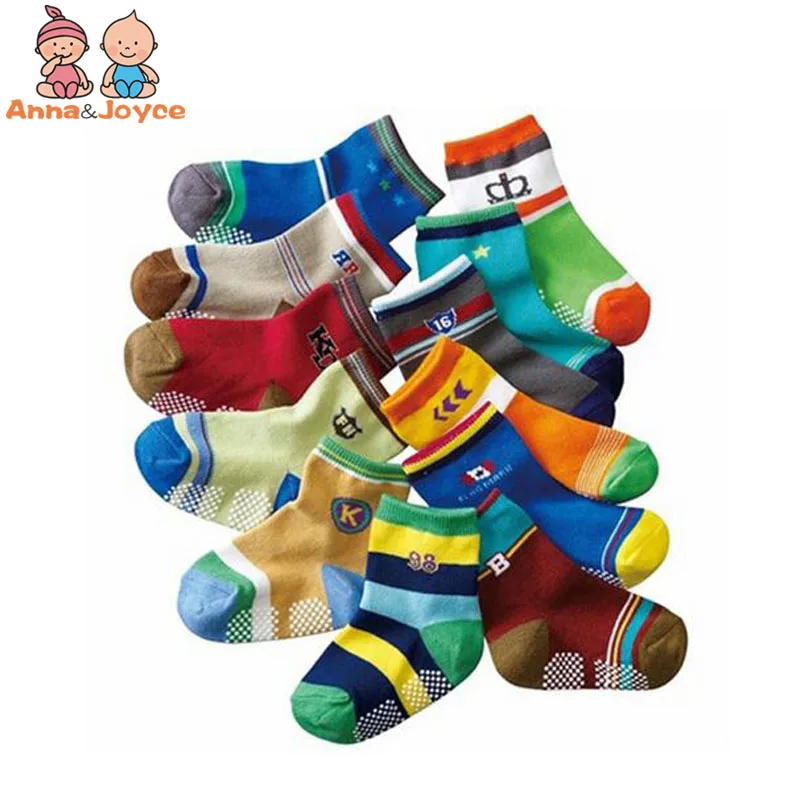 Una colección de calcetines infantiles de colores. Están dispuestos de tal manera que parecen estar erguidos, con los dedos apuntando hacia arriba. Los calcetines presentan varios patrones y diseños, como rayas, lunares y otros motivos divertidos.
