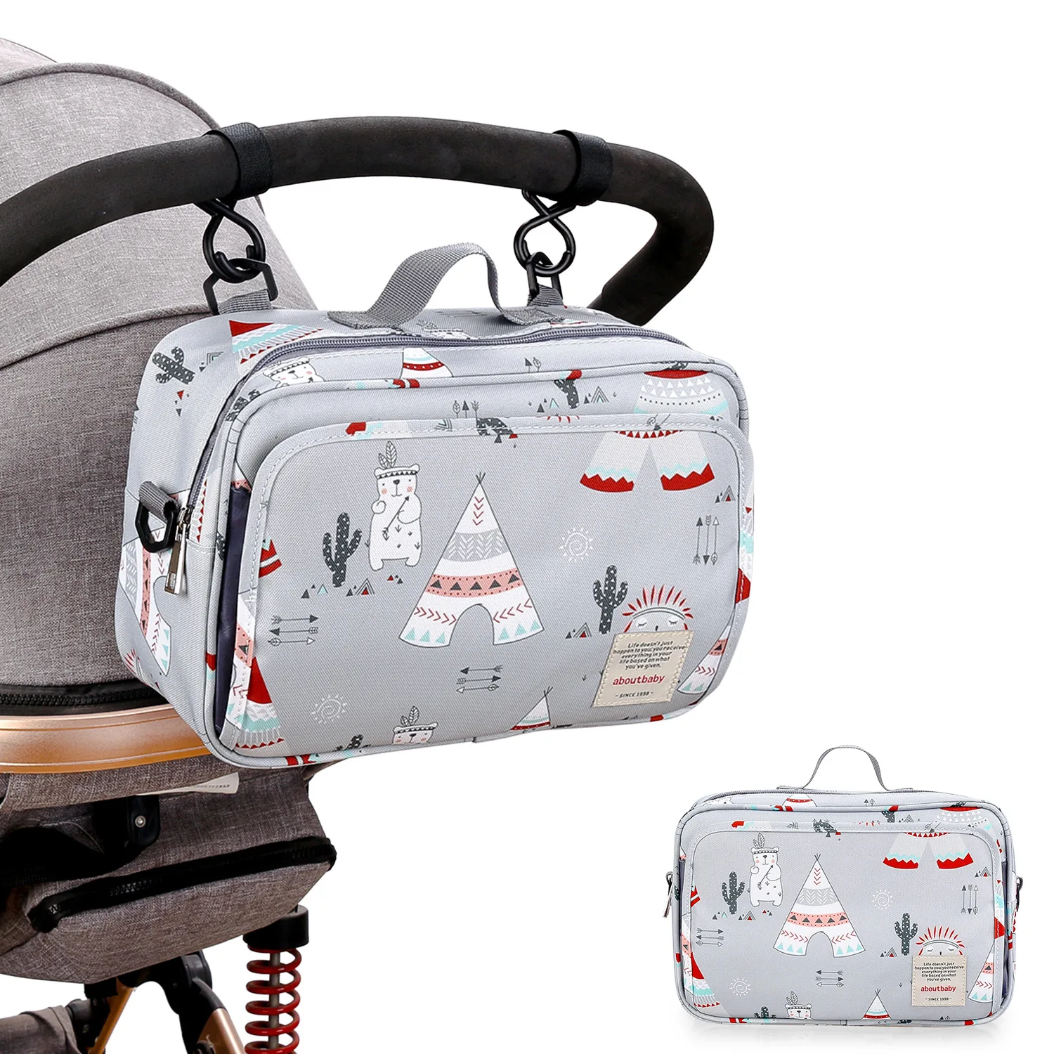 Silla de coche para niños con una bolsa adherida a su parte superior. El bolso tiene un diseño colorido con varios patrones y motivos, incluidos lo que parecen ser copos de nieve, cactus y otros elementos decorativos.