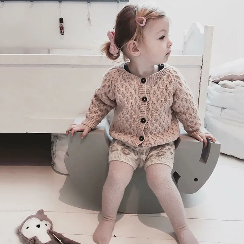 Bebé - Detalle suéter cálido