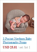 Un bebé está durmiendo en una silla