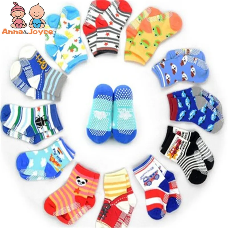 Una colección de calcetines infantiles con varios estampados y diseños. Están dispuestos de forma circular y cada par presenta una combinación de colores y motivos diferentes. Es probable que los calcetines estén destinados a bebés o niños pequeños, dado su tamaño y sus divertidos diseños.