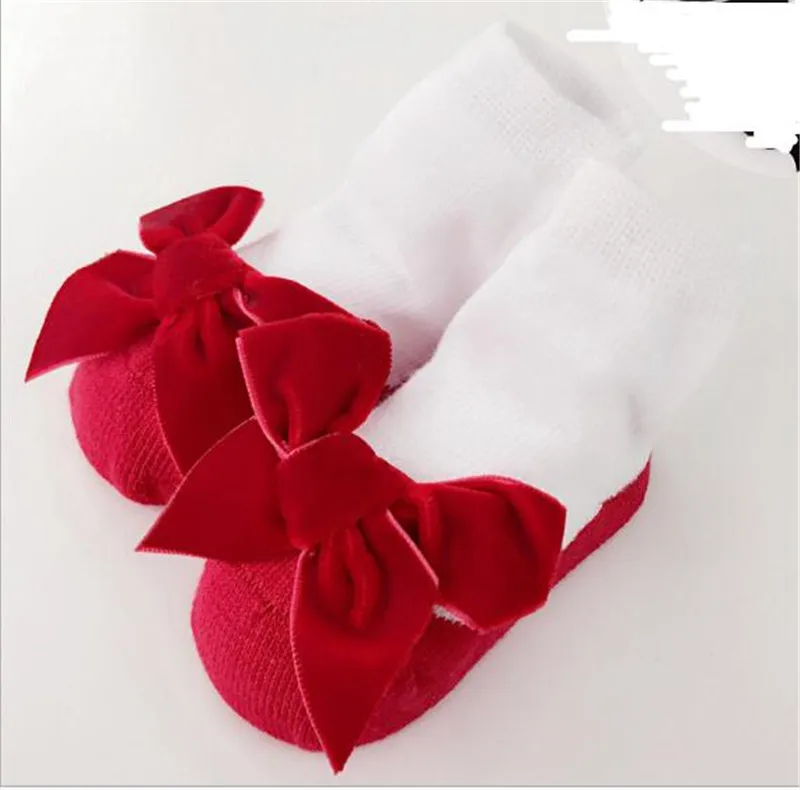 Calcetines para bebé enrollados en una caja de regalo