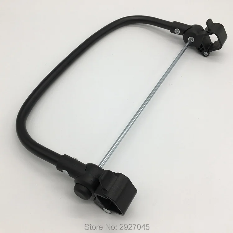 Una extensión de manillar de bicicleta negra. Estas extensiones se utilizan normalmente para proporcionar posiciones adicionales para las manos del ciclista, lo que puede resultar útil para su comodidad durante recorridos largos o para ciclistas que prefieren una posición de conducción más erguida.