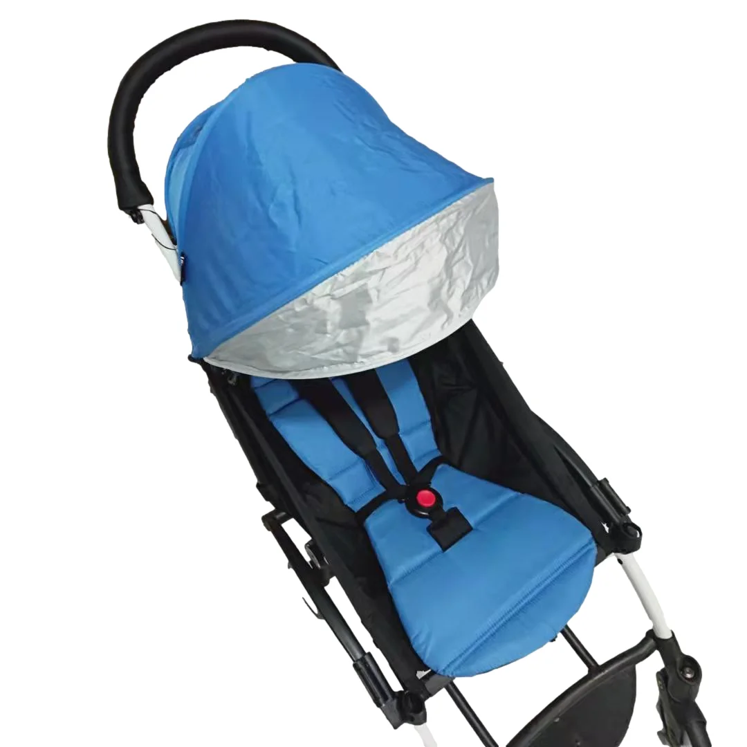 Un cochecito con dosel. La capota está diseñada para proporcionar sombra y protección del sol o la lluvia al niño sentado en el cochecito. El cochecito en sí parece tener un asiento azul y un marco negro, con un manillar en la parte superior para empujar.