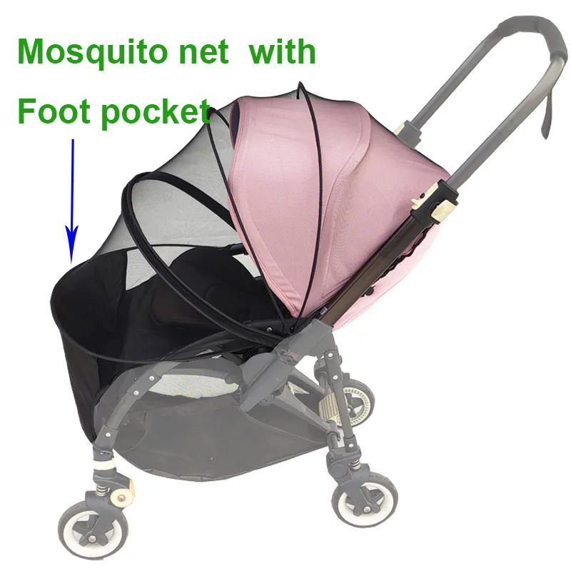 Un cochecito con mosquitera adherida. La mosquitera está diseñada para cubrir la zona del bebé, brindándole protección contra mosquitos y otros insectos.
