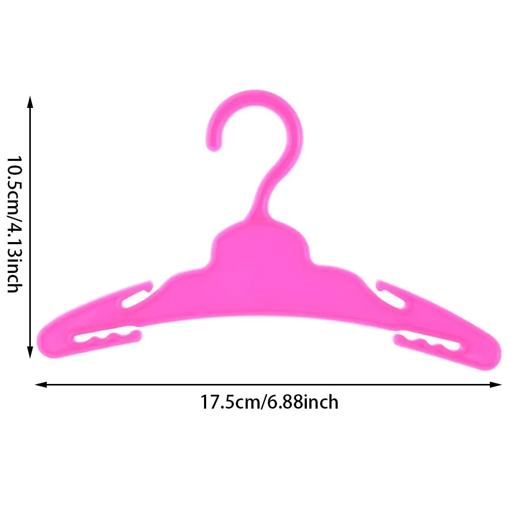 Una percha rosa con un gancho