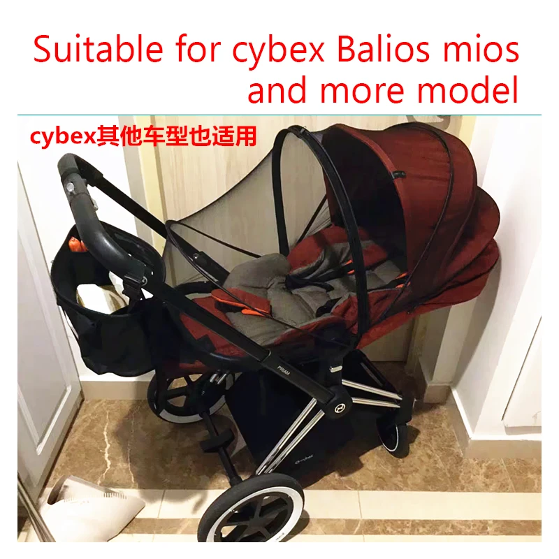 Un cochecito con capota, apto para varios modelos de portabebés, incluido el Cybex Balios Mios. El cochecito está diseñado para ser compatible con diferentes tipos de portabebés, lo que permite a los padres cambiar fácilmente entre llevar a su hijo y usar el cochecito.