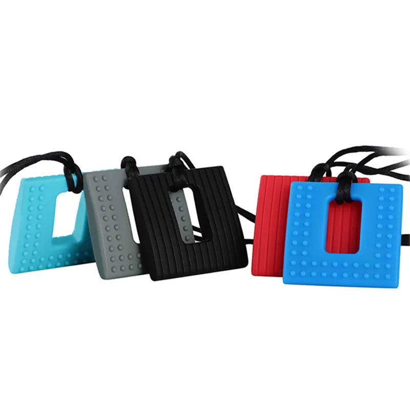 Un conjunto de cuatro objetos de forma cuadrada con un agujero en el centro, que parecen ser una especie de llaveros o amuletos. Vienen en cuatro colores diferentes: azul, gris, negro y rojo.
