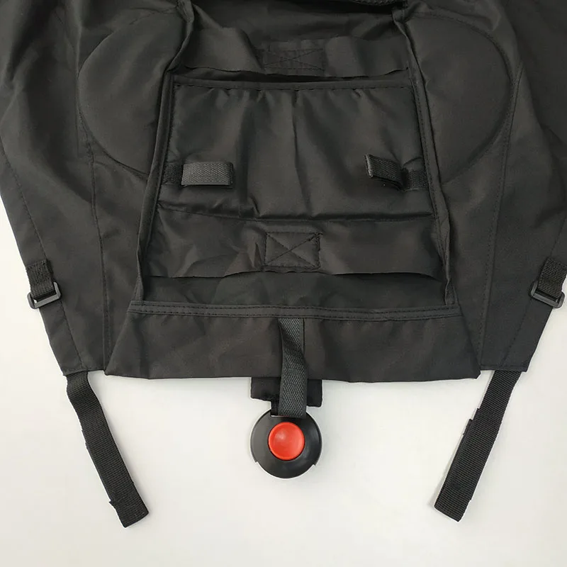 Mochila con bolsillo delantero. El bolsillo parece tener un cierre de cremallera y un pequeño botón rojo redondo, que podría ser un mecanismo de cierre o un elemento decorativo. La mochila es de color negro y parece estar hecha de una tela duradera, posiblemente nailon o un material sintético similar.