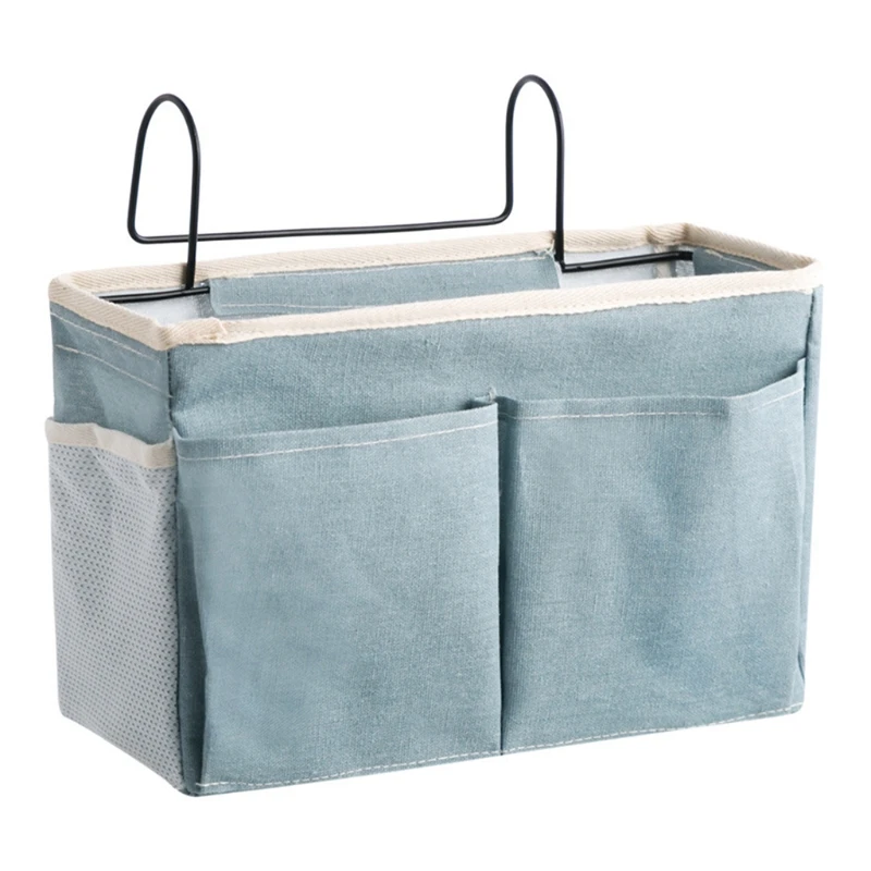 Cesto para la ropa sucia con forro de tela. La cesta parece estar hecha de un material resistente, posiblemente plástico o metal, y tiene un asa negra para transportarla. El forro es una tela azul claro, que probablemente esté destinada a mantener la ropa contenida y proteger la cesta de las manchas.