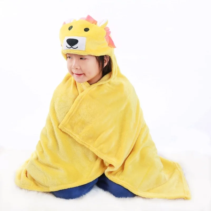 Un niño que viste una túnica amarilla con una capucha que tiene un lindo diseño de cara de animal, que se asemeja a un león o una criatura similar. El niño también lleva un sombrero amarillo a juego con un diseño de cara de animal similar.