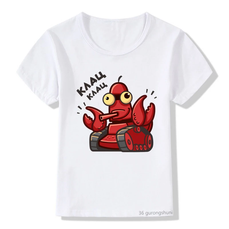 Una camiseta blanca con un diseño gráfico. El diseño presenta un personaje de dibujos animados que parece ser un cangrejo rojo con un cuerpo parecido a un tanque, completo con huellas. El personaje tiene ojos grandes y expresivos y sostiene una pequeña bandera o estandarte en su garra.
