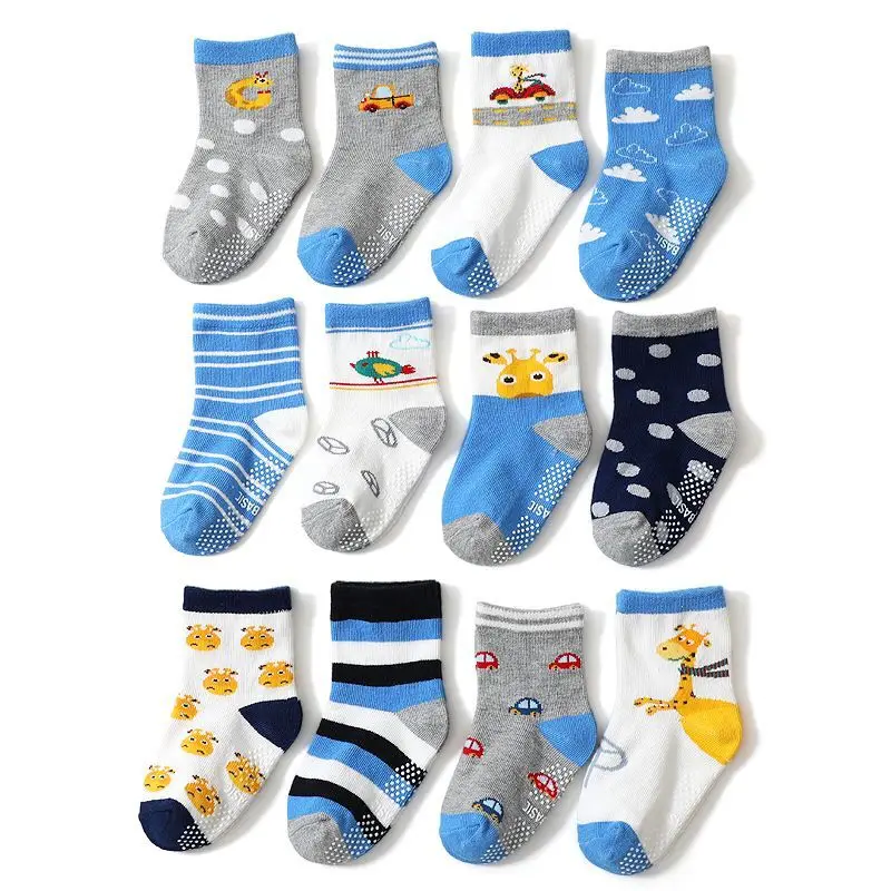 Colección de calcetines infantiles con varios diseños. Cada par tiene un tema y una combinación de colores diferentes, con patrones y personajes que probablemente atraerán a los niños. Los calcetines se muestran en un patrón de cuadrícula, lo que muestra la variedad de estilos disponibles.