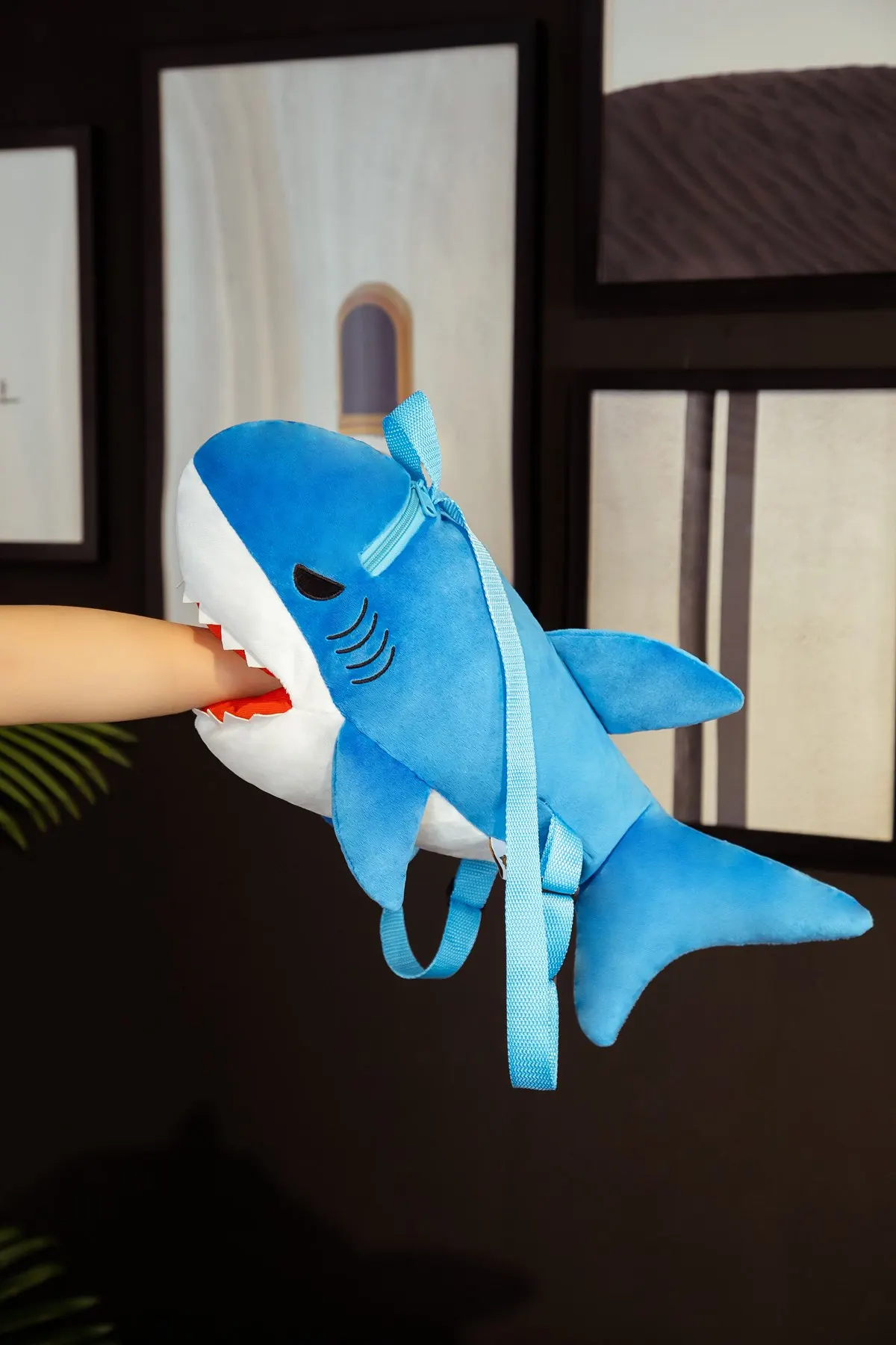 Mochila de peluche con forma de tiburón para niños - imagen 5