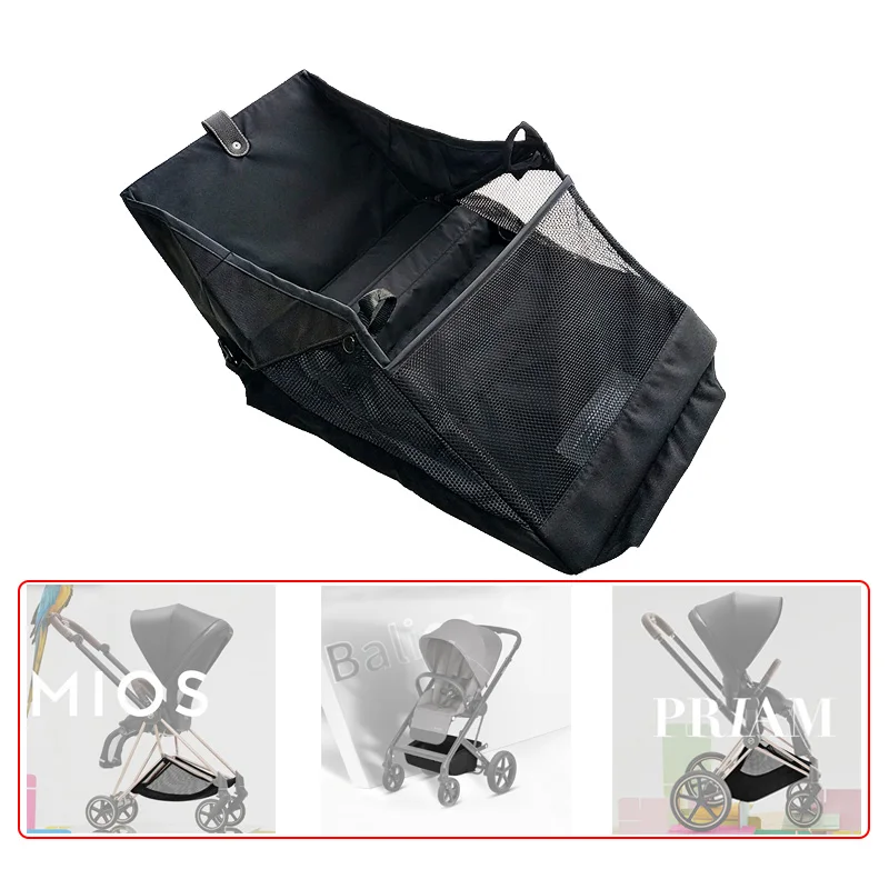 Un cochecito negro con una bolsa en la parte superior