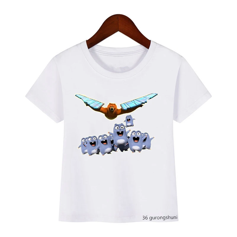 Una camiseta blanca con un gráfico impreso. El gráfico presenta un grupo de personajes animados que parecen ser una mezcla de pitufos y otras criaturas fantásticas.