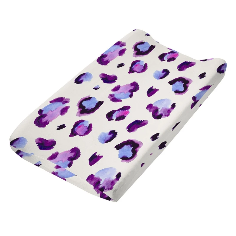 Una almohada de estampado de leopardo blanco y púrpura
