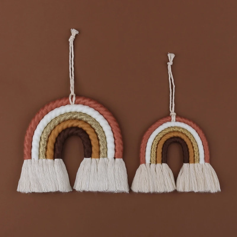 Adorno colgante de macramé con forma de arcoíris y cuerdas de colores