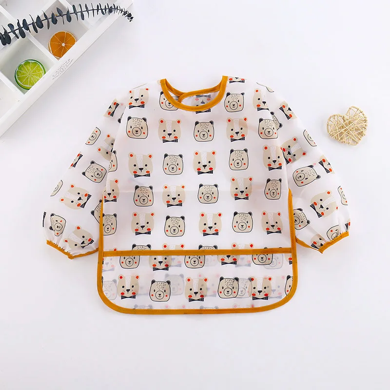 Un suéter blanco y amarillo con un patrón de gato