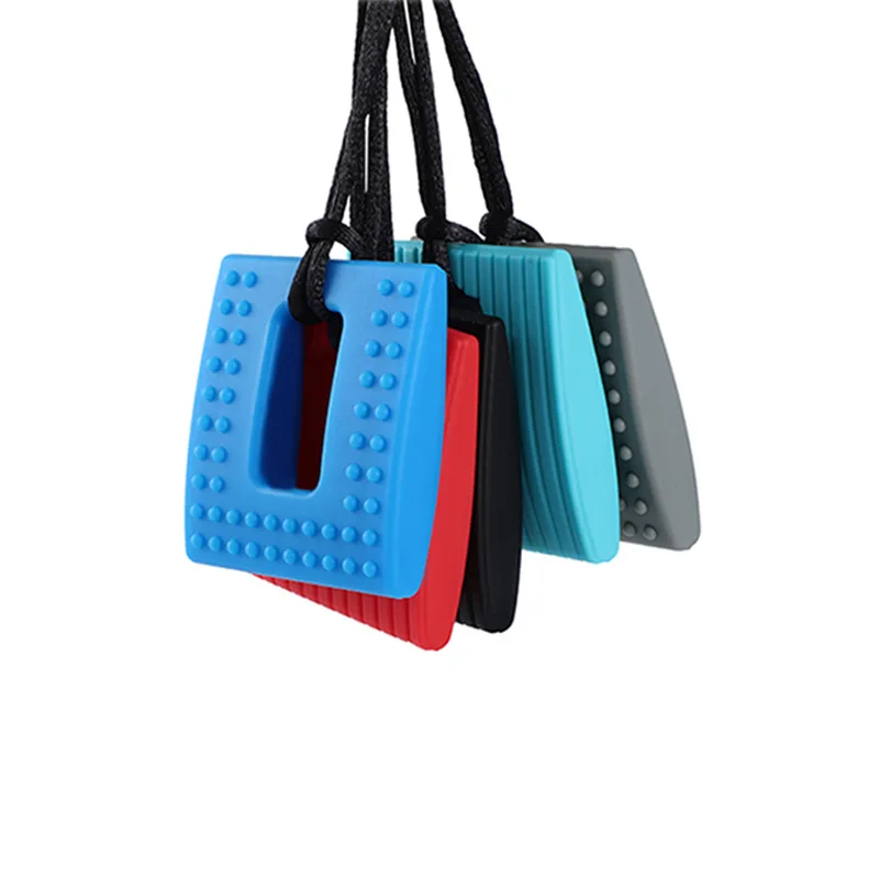 Un conjunto de cuatro bridas de plástico con clip, que normalmente se utilizan para asegurar cables y evitar que se enreden o se caigan. Cada corbata tiene un color diferente: azul, rojo, negro y gris.